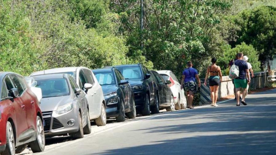 Una fila di macchine parcheggiate “in banchina” lungo la strada Panoramica (fotoservizio Enzo Russo)