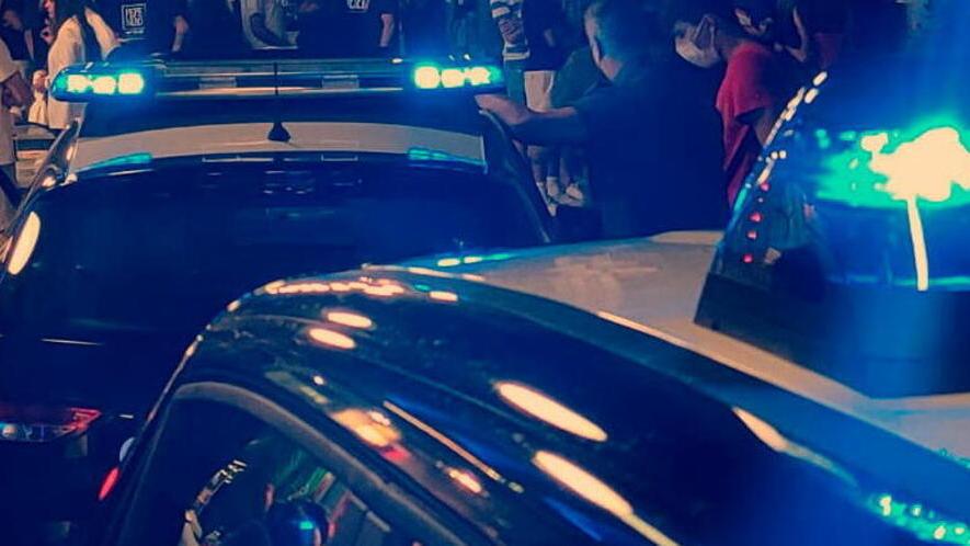 In una foto di archivio pattuglie di carabinieri lungo le strade di Follonica