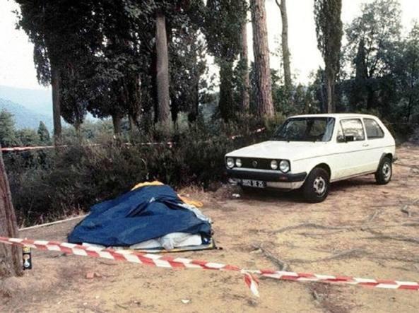 Mostro di Firenze, 17 foto scattate da due vittime e un baule: nuove indagini per dare un nome all’assassino