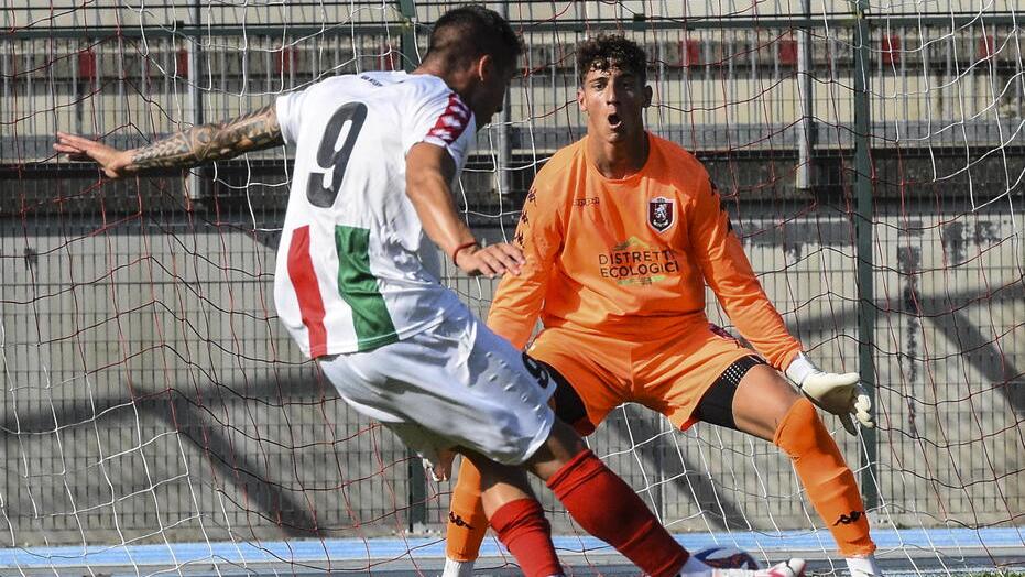Riccardo Colia tu per tu con il portiere biancorosso Francesco Raffaelli (foto Agenzia Bf)