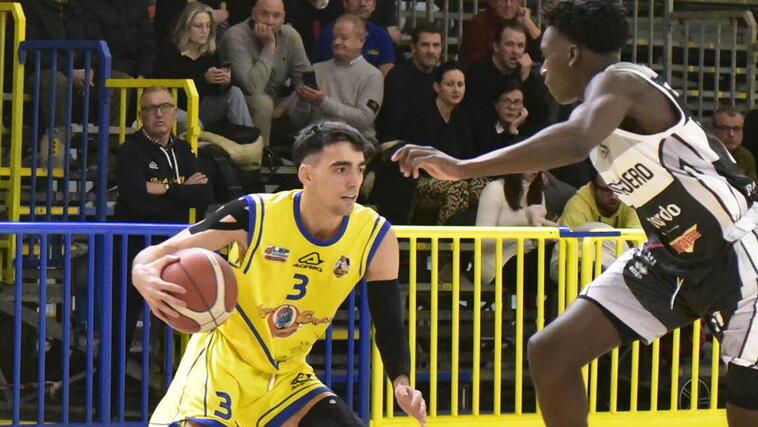 Edoardo Pedroni in azione con la maglia del Golfo (foto PaBar)