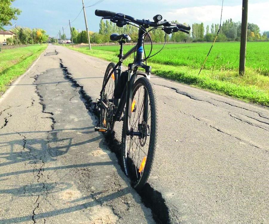 Slalom in via Beretta per evitare le crepe La rabbia dei residenti