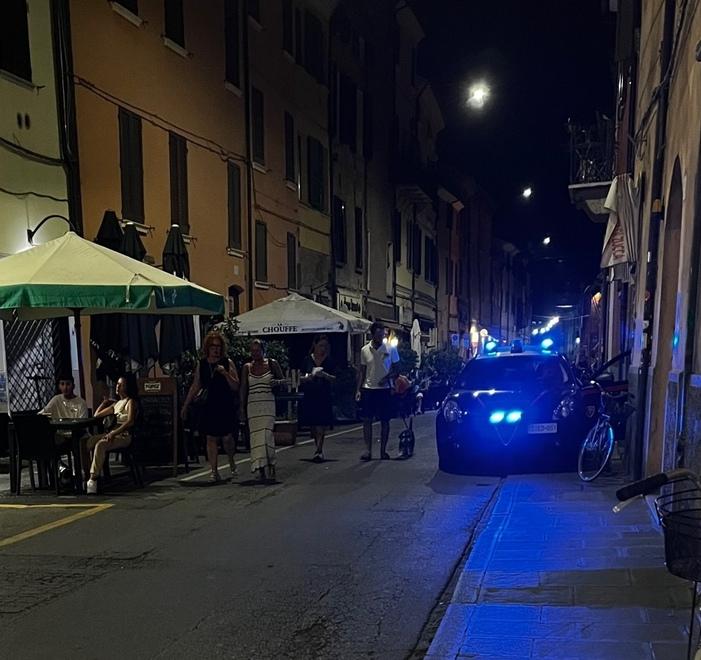 Ferrara: lite nella movida, volano tavolini e sedie