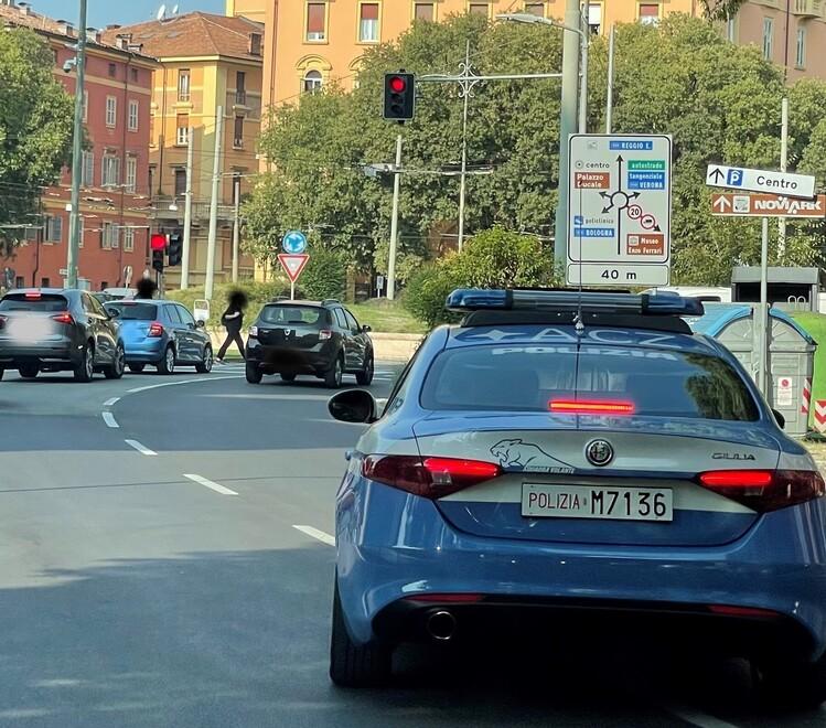 Modena. Spacca le auto in sosta, una è di un turista: arrestato e sarà espulso<br>
