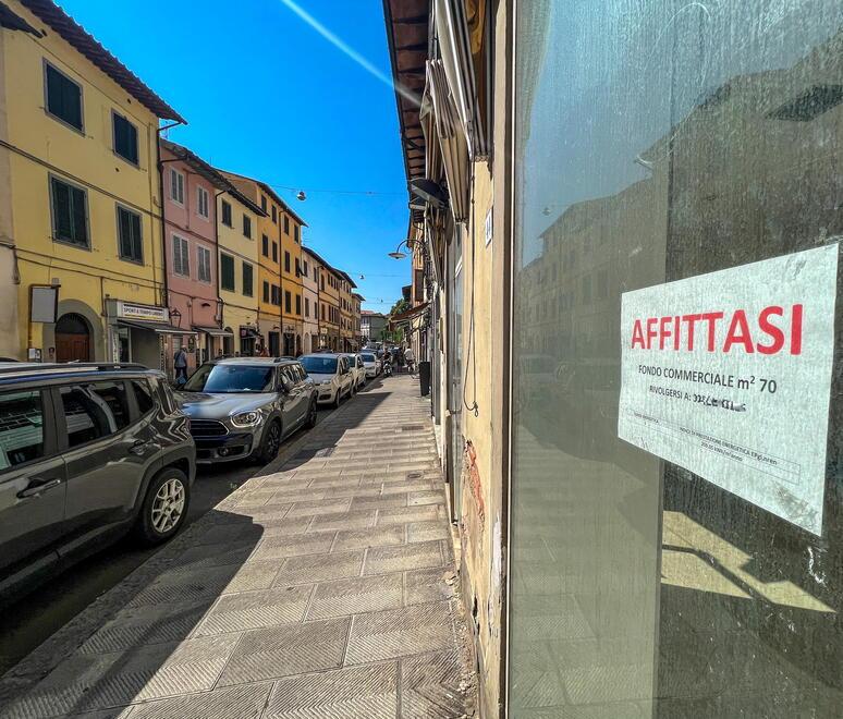 Uno dei tanti negozi chiusi di via Carratica (foto Nucci)