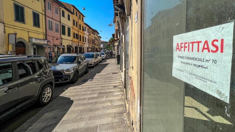 Uno dei tanti negozi chiusi di via Carratica (foto Nucci)