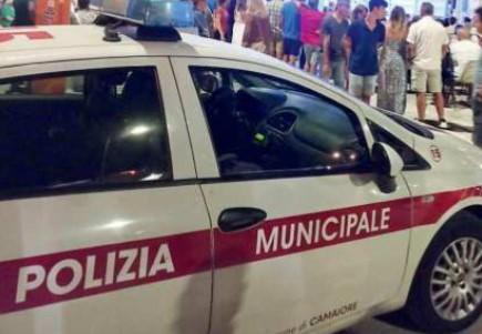 Lido di Camaiore, tavolini su tutta la spiaggia: multa a tre bagni per la cena