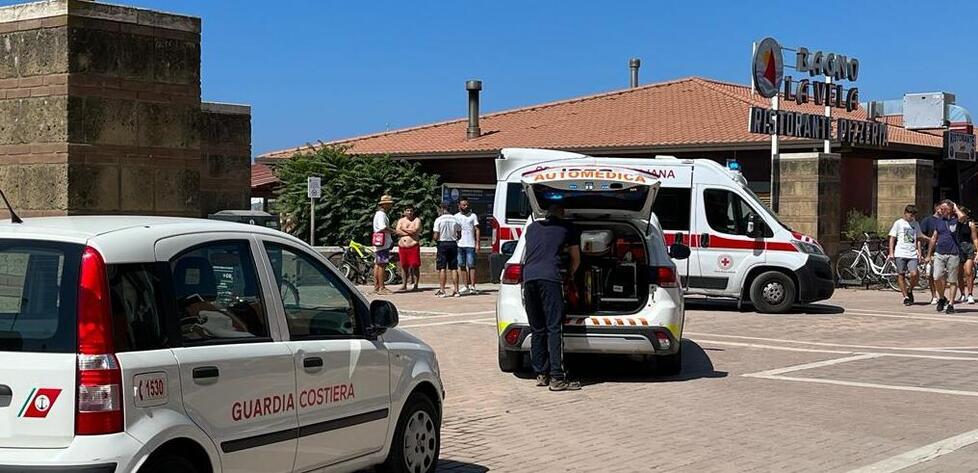 I mezzi di soccorso sopraggiunti al bagno La Vela