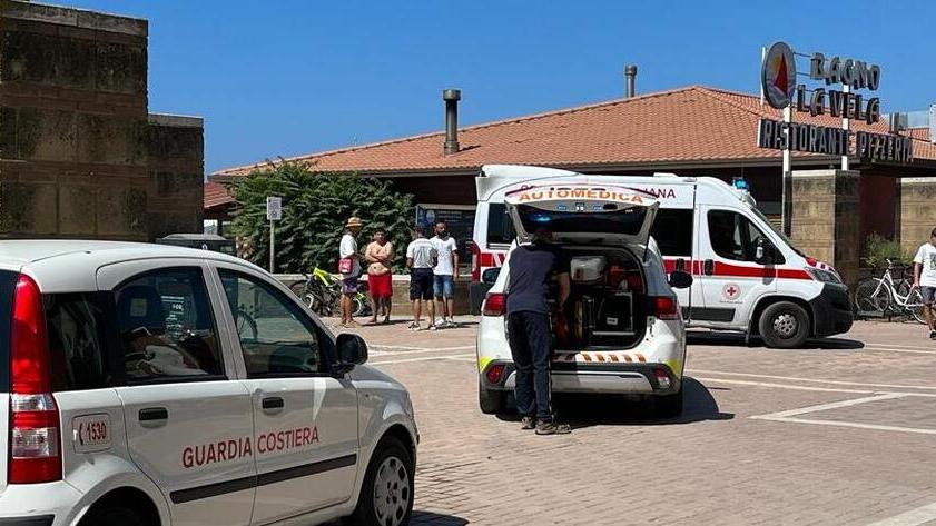 I mezzi di soccorso sopraggiunti al bagno La Vela