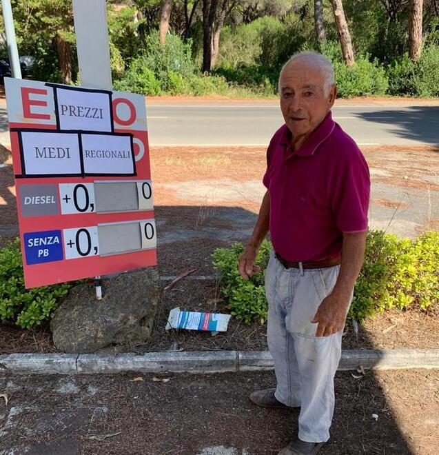Salvatore Greco mentre sistema i cartelli del suo impianto