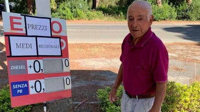 Salvatore Greco mentre sistema i cartelli del suo impianto