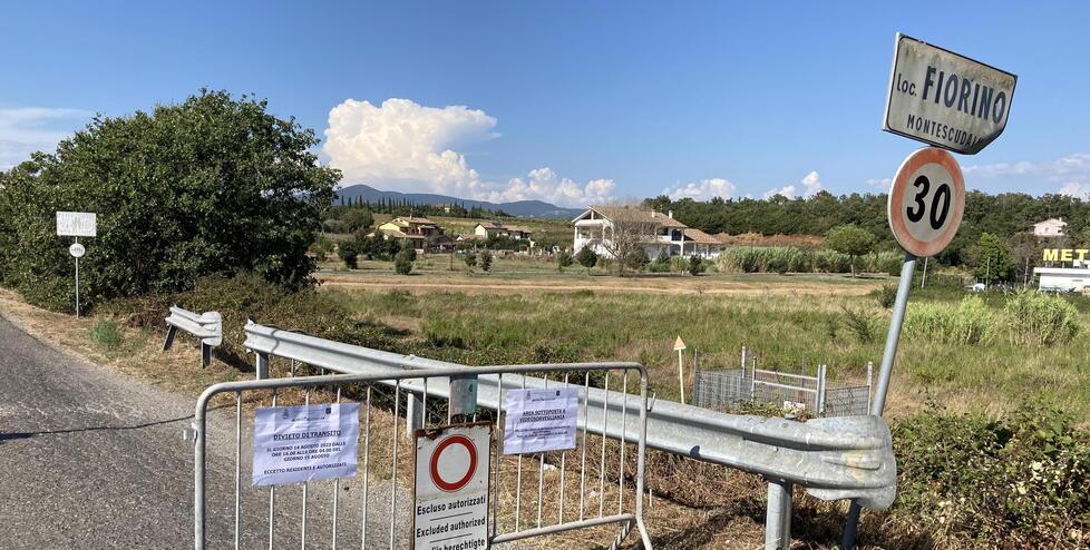 Divieti di accesso ai non residenti al Fiorino accanto alla discoteca Tinì di Cecina (foto Falorni/Silvi)