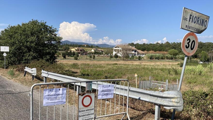 Divieti di accesso ai non residenti al Fiorino accanto alla discoteca Tinì di Cecina (foto Falorni/Silvi)