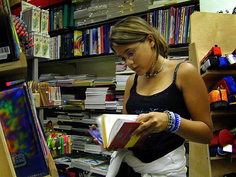 Caro libro, costerai 3 euro in più: rientrare a scuola sarà un salasso