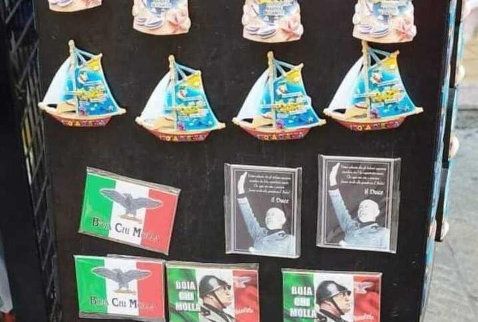 Piombino, calamite con la faccia di Mussolini esposte in un negozio del centro