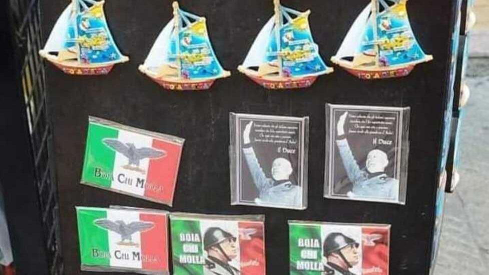 Piombino, calamite con la faccia di Mussolini esposte in un negozio del centro