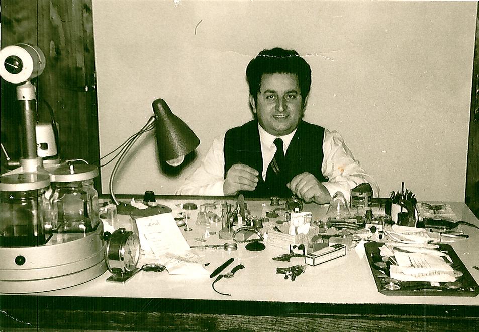 Nella foto in alto un giovane Franco Siciliano al lavoro nel suo laboratorio di oreficeria