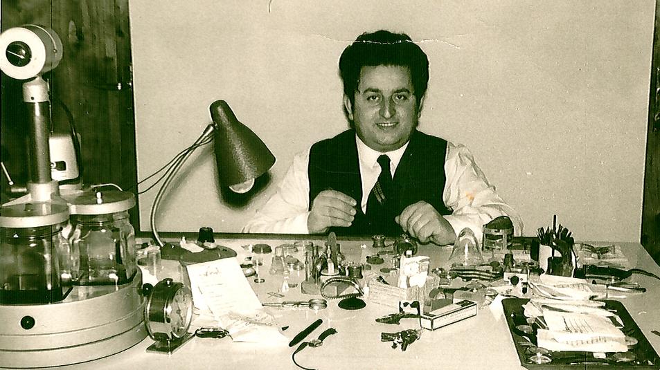 Nella foto in alto un giovane Franco Siciliano al lavoro nel suo laboratorio di oreficeria