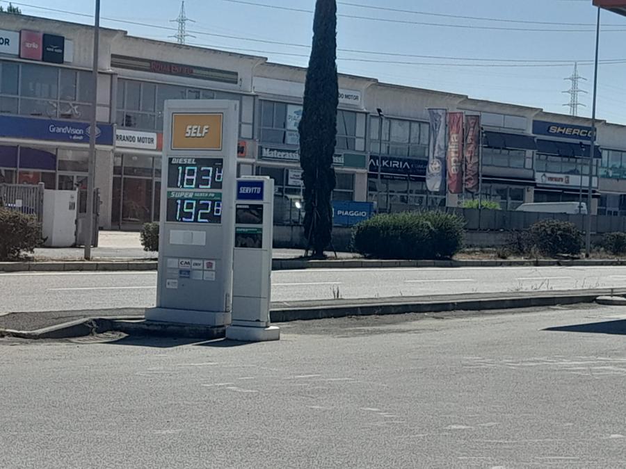 
	Un distributore di benzina a Livorno (foto d'archivio)

