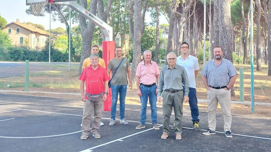 Un momento della visita al campo