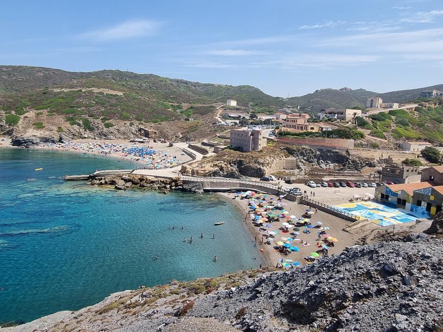 Spiaggia dell’Argentiera, meno servizi ma le presenze crescono