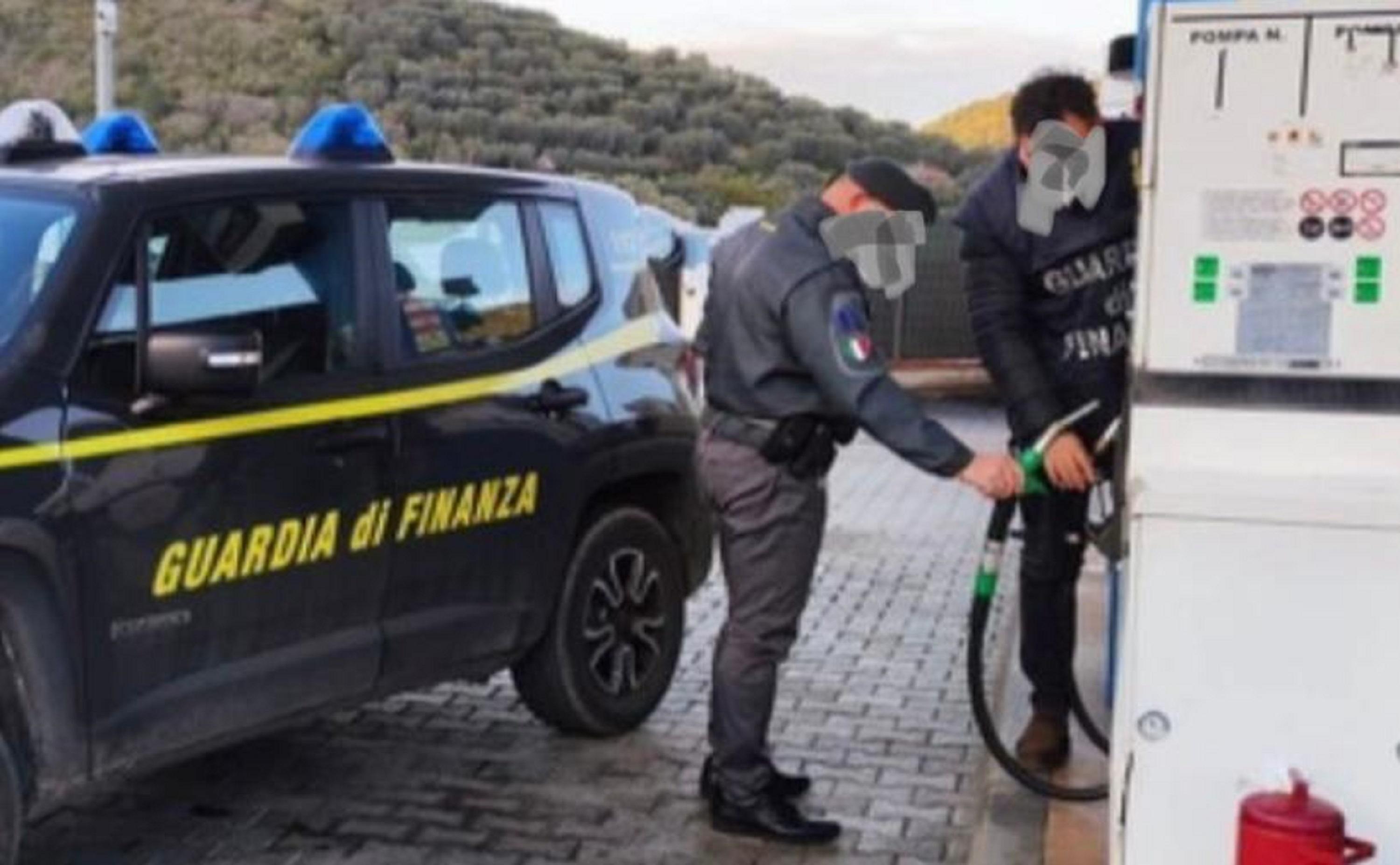 Controllo della finanza in un distributore di Livorno