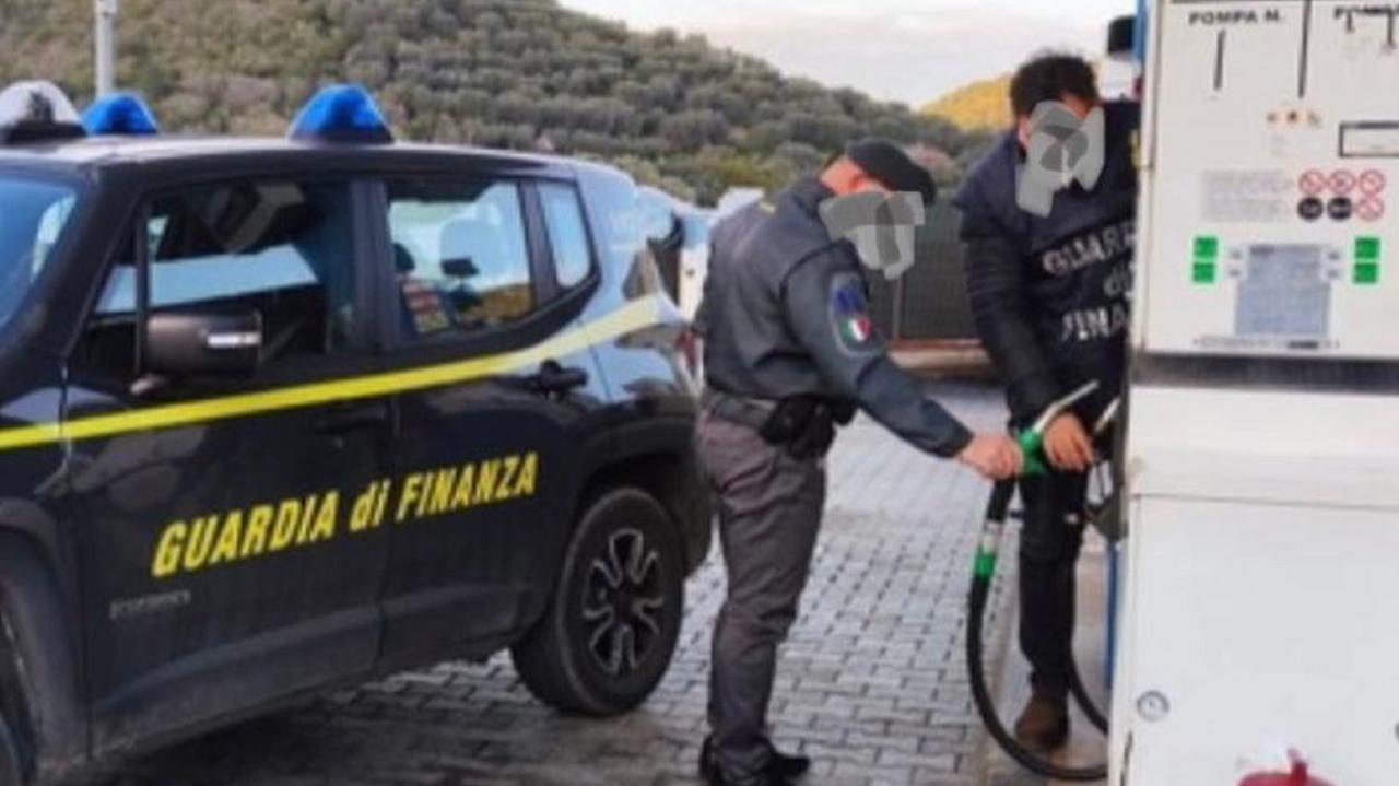 Controllo della finanza in un distributore di Livorno