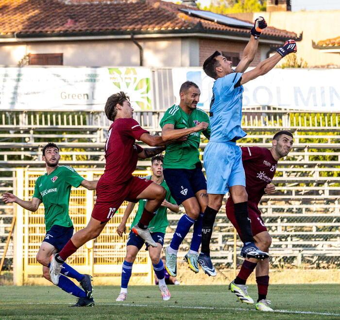 Al centro della foto Emilio Dierna mentre salta in area per contendere il pallone (foto UsFg)