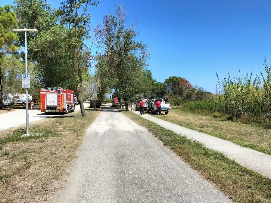 Lido Spina, ancora un incendio a ridosso della spiaggia
