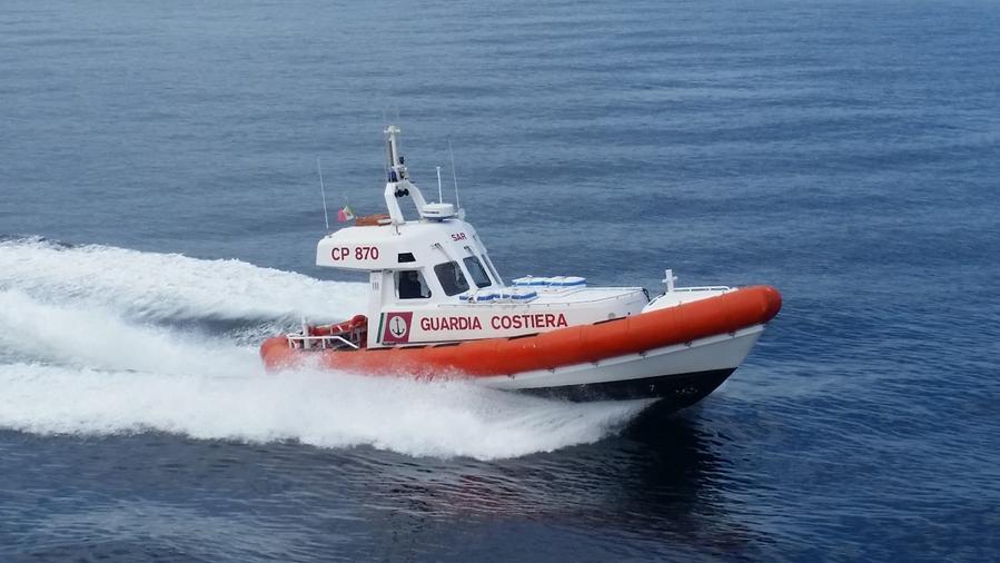 Incendio a bordo, la guardia costiera salva 4 persone al largo della Sella del Diavolo