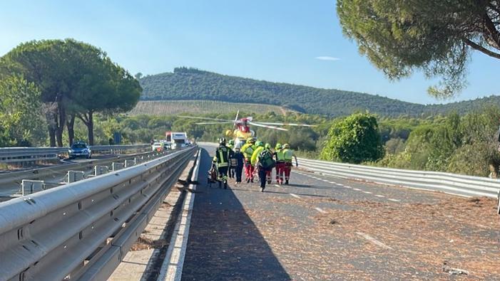 Gavorrano, auto contro un pino sull’Aurelia: morto il conducente