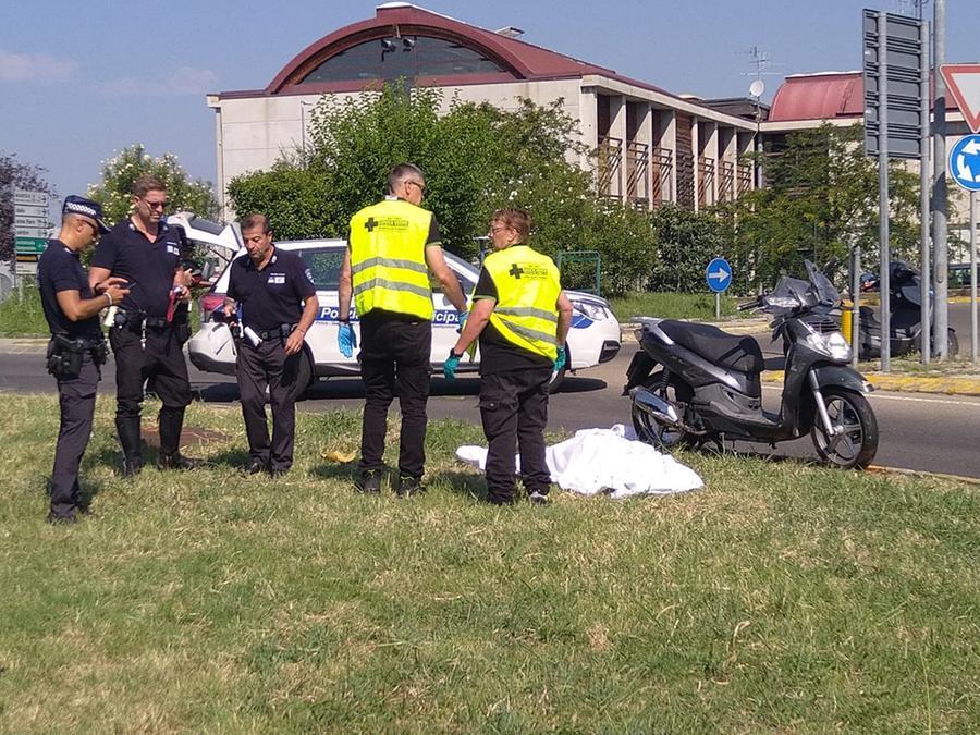 Cade in scooter in via del Chionso, muore un 76enne