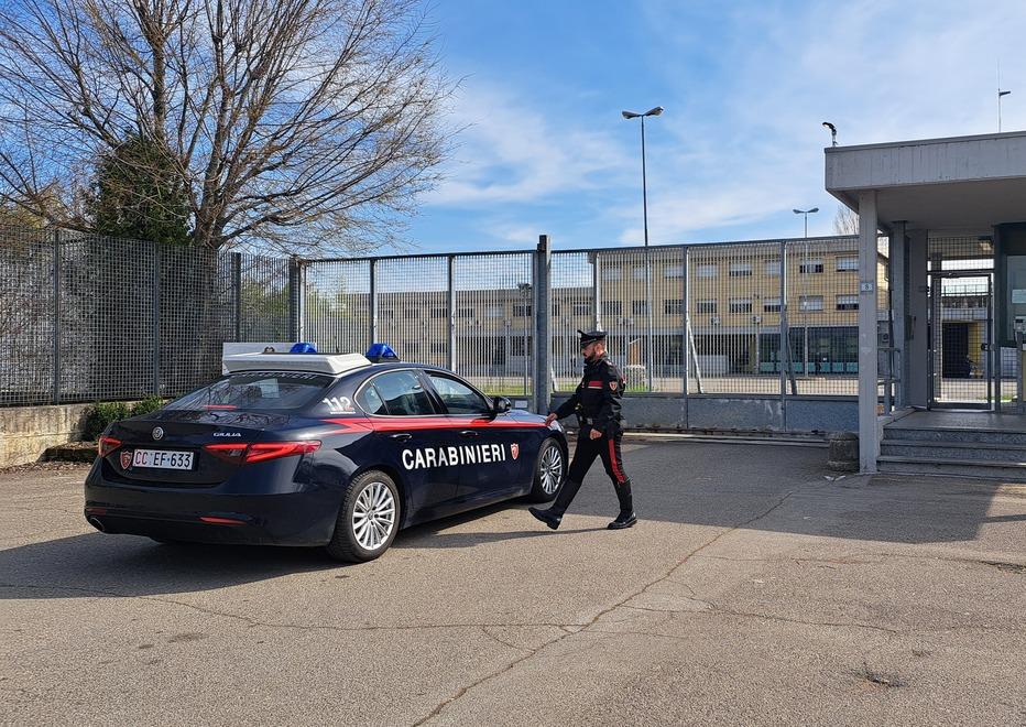 Va in carcere la ladra specialista negli abbracci e raggiri agli anziani