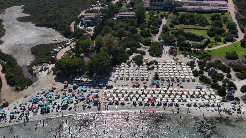 Golfo Aranci, le proteste dei bagnanti: Maxi concessione a Sos Aranzos, c’è sempre meno spiaggia libera» 