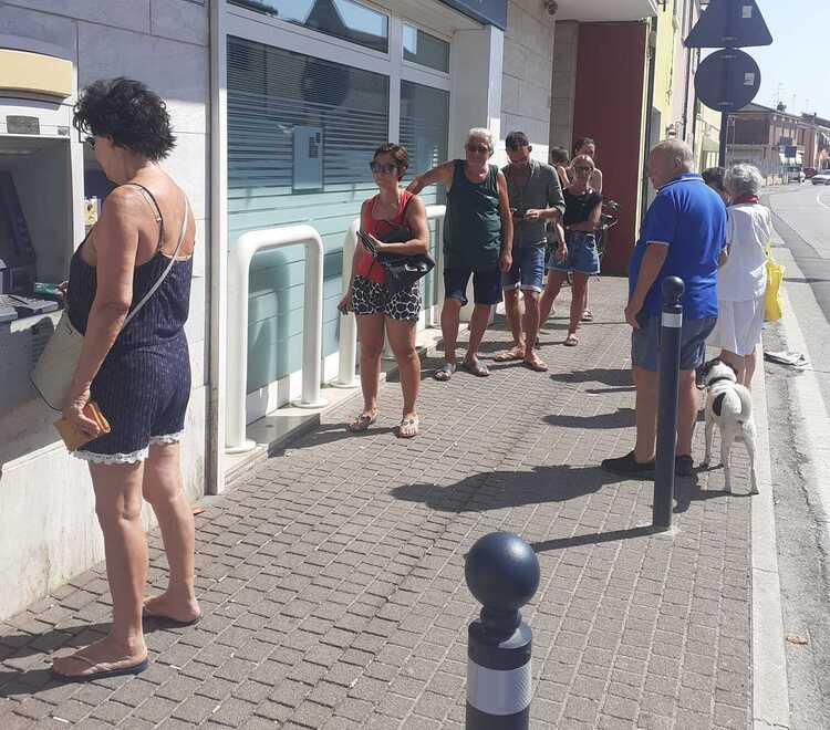 Il prelievo impossibile, ai Lidi il bancomat è un ricercato speciale