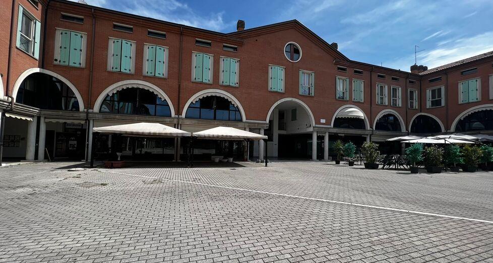 Campogalliano. Niente palloni in piazza, i negozianti dicono sì: «Ma servono più eventi» 
