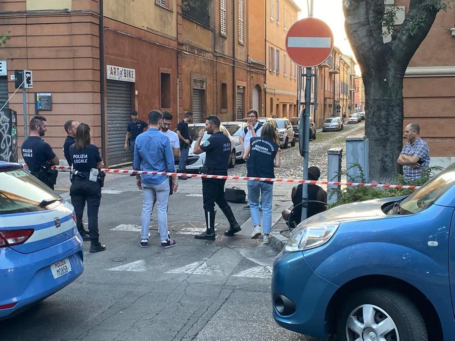Ventenne ucciso da 7 coltellate: è caccia ai due killer in centro