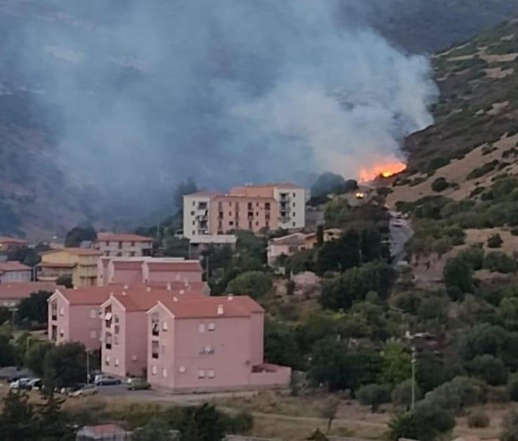 Paura a Bosa, le fiamme vicine alle case