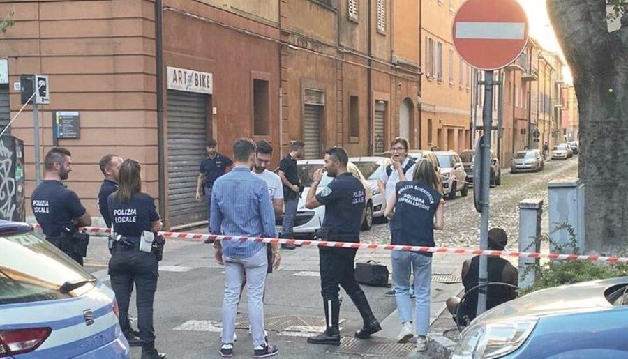 Ventenne ucciso a coltellate: caccia ai due assassini in fuga