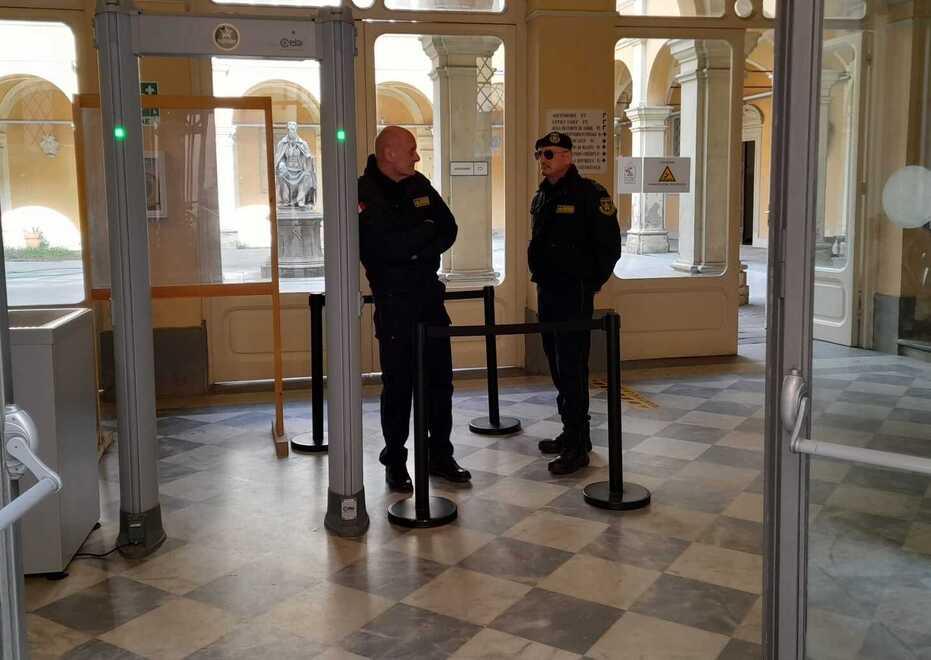 Due guardie giurate del tribunale