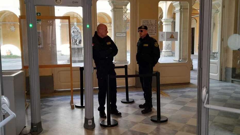 Due guardie giurate del tribunale