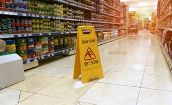 Pisa, caduta con fratture tra gli scaffali: condanna per il supermercato