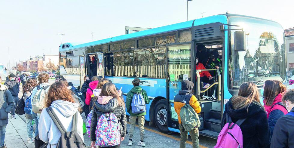 Pistoia, il “caro scuola” comincia dall’abbonamento al bus