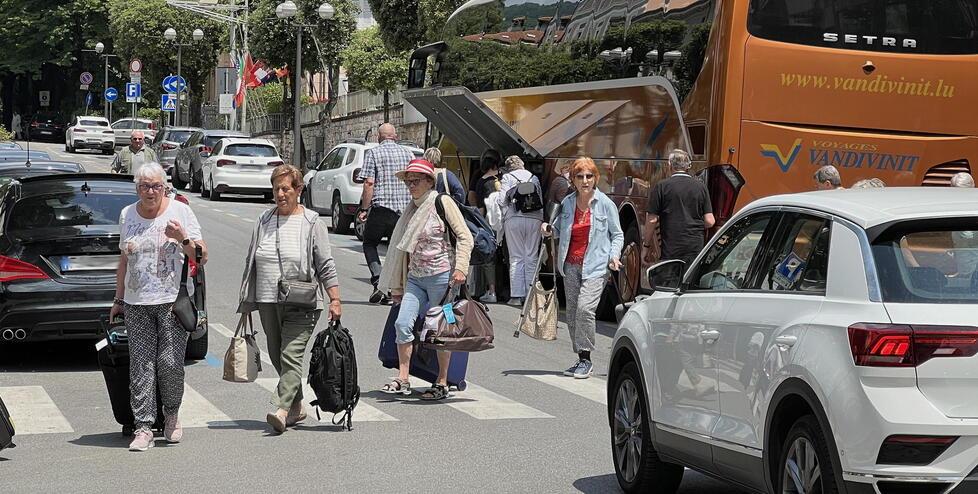 Comitive di turisti in arrivo a Montecatini
