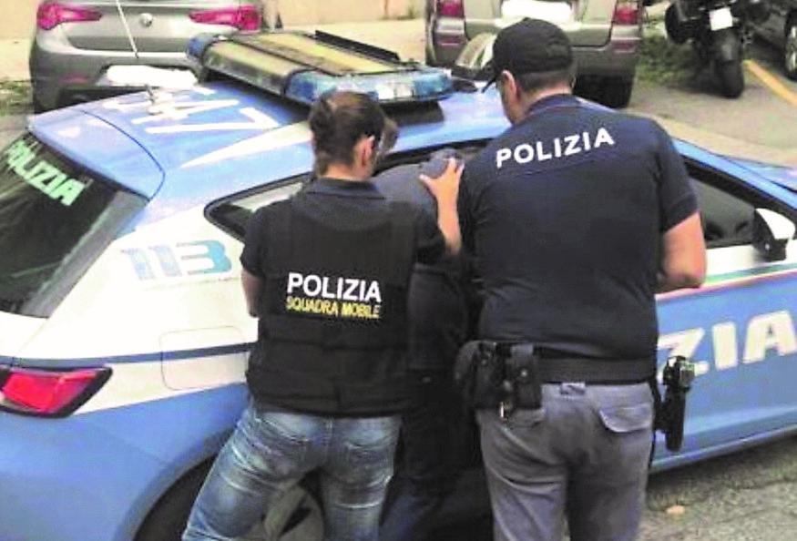 Pistoia, rapina due anziane per strada: in manette dopo la caccia all’uomo