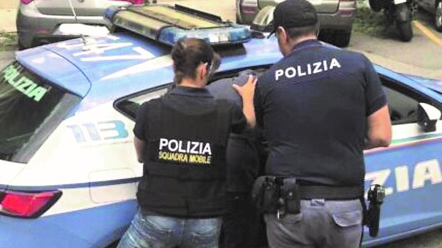Pistoia, rapina due anziane per strada: in manette dopo la caccia all’uomo