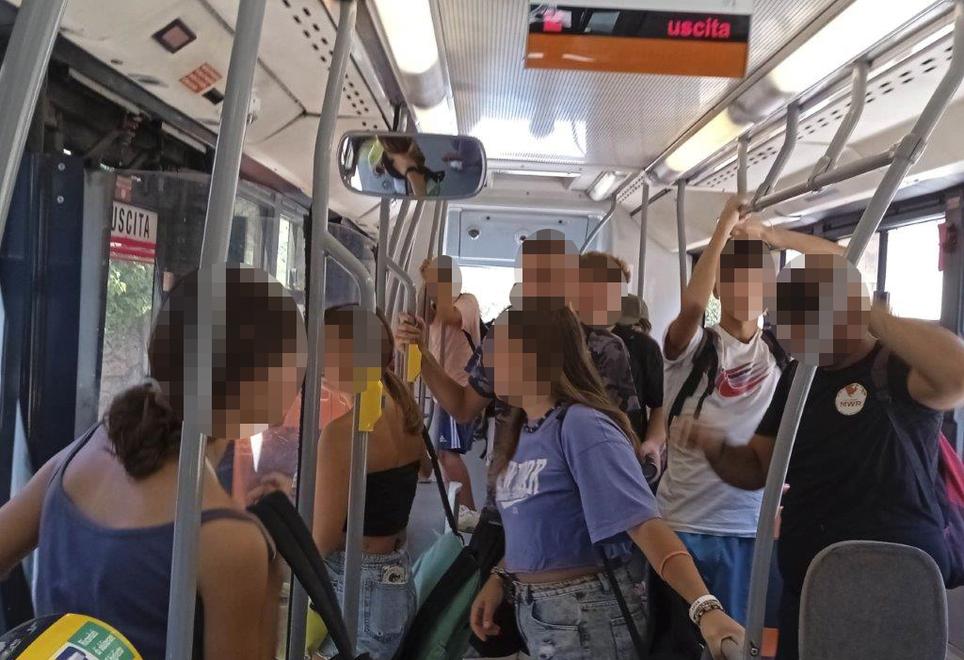 Alcuni ragazzi sul bus 20 alla partenza (foto Stefanini/Silvi)