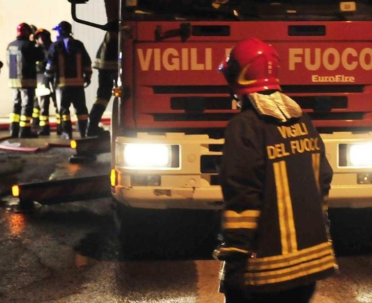 I vigili del fuoco hanno spento l’incendio in via Castronella (foto d’archivio)