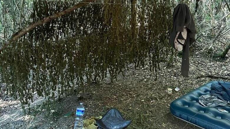 Il bivacco messo in piedi dai due albanesi e la droga messa a essiccare