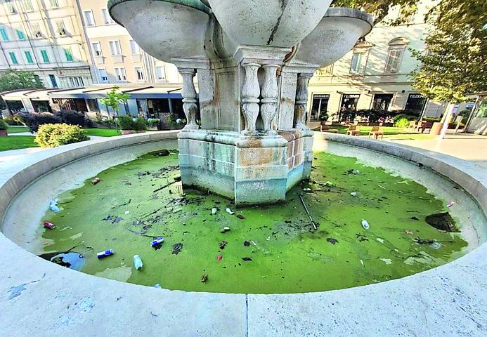 Montecatini, ripulita la fontana in piazza del Popolo